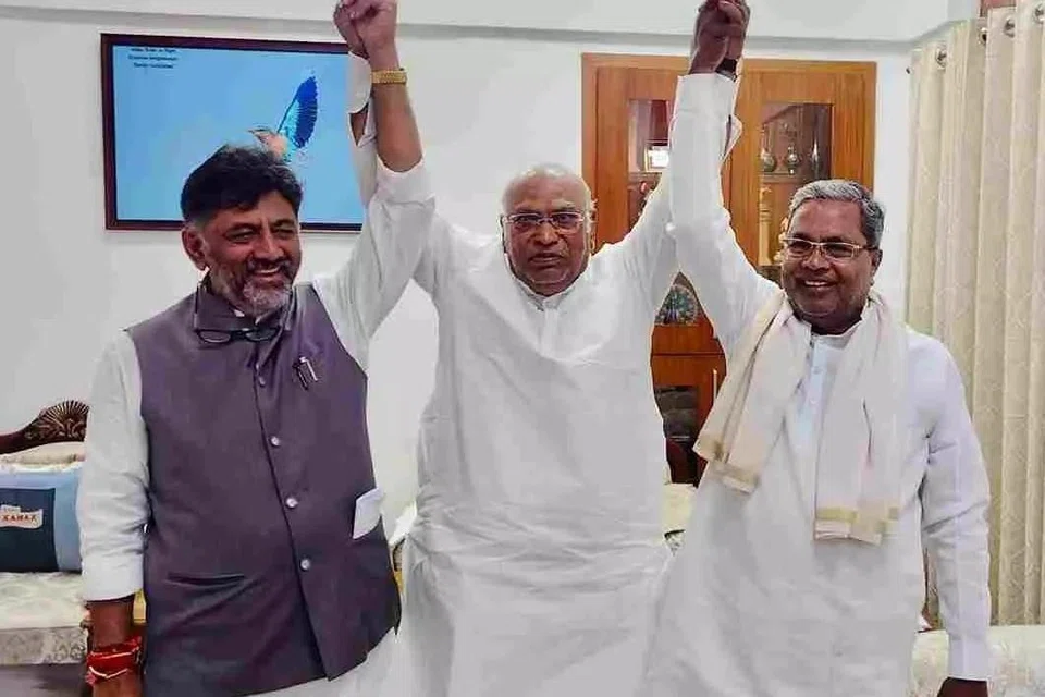 (இடமிருந்து) கர்நாடக துணை முதல்வர் டி.கே.சிவகுமார், காங்கிரஸ் கட்சியின் தேசிய தலைவர் மல்லிகார்ஜுன கார்கே, முதல்வர் சித்தராமையா.