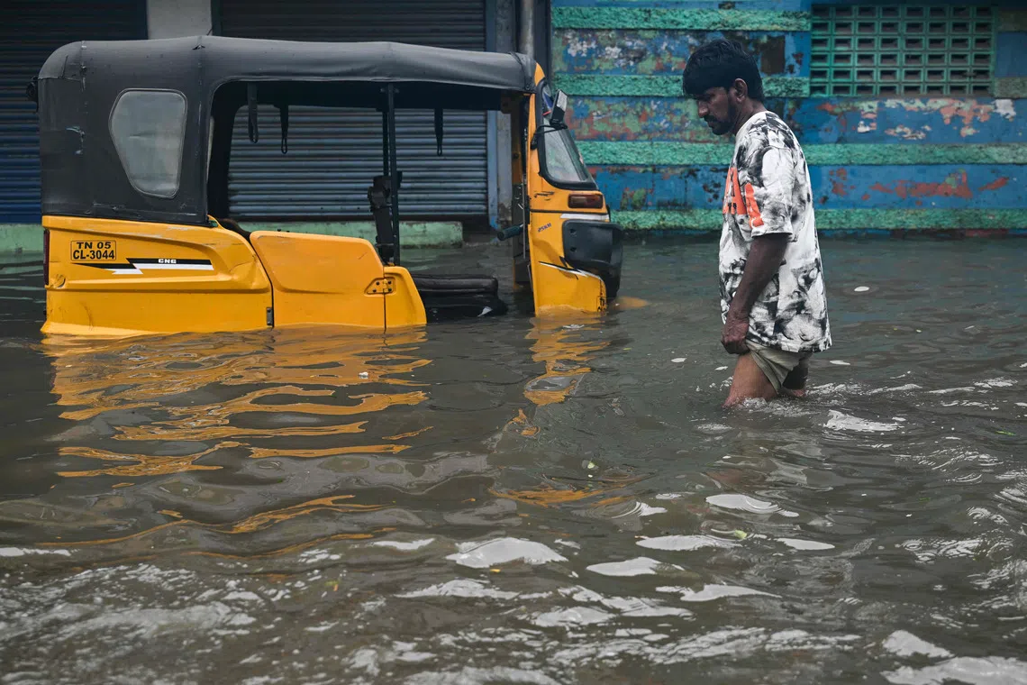 சென்னை, புறநகர்ப் பகுதிகளில் மழையால் மக்களின் இயல்பு வாழ்க்கை பாதிப்பு