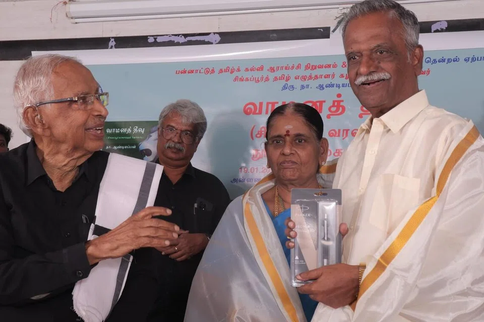 திராவிடர் கழகத் தலைவர் கி. வீரமணி (இடது), நூலாசிரியர் நா. ஆண்டியப்பனுக்கும் அவர் துணைவியாருக்கும் பொன்னாடை போர்த்தி பார்க்கர் பேனா பரிசளித்தார்.