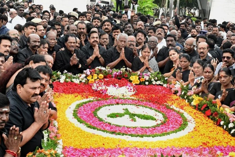 சென்னை மெரினா கடற்கரையில் உள்ள அவரது நினைவிடத்தில், அதிமுக பொதுச் செயலாளர் எடப்பாடி பழனிசாமி தலைமையில் அக்கட்சியினர் மலர்தூவி மரியாதை செலுத்தினர். 