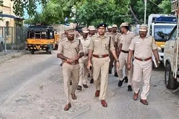 கோவில்பட்டியில் காவல்துறைக் கண்காணிப்பாளர் தலைமையில் நடைச் சுற்றுக்காவல் நடவடிக்கையில் ஈடுபட்ட காவல்துறையினர்.