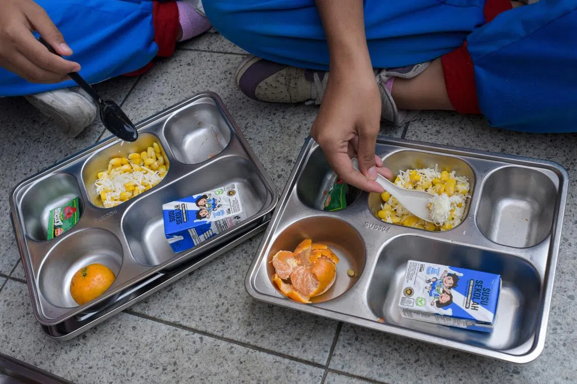 இந்தோனீசியப் பள்ளிகளில் இலவச உணவு; சமையலறைச் செயல்பாடுகள் தற்காலிகமாக நிறுத்தம்
