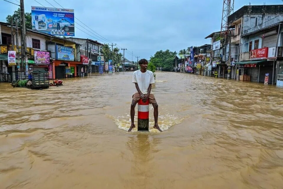 தலைநகர் கொழும்பின் புறநகர்ப் பகுதியில் டித்வா புயலால் ஏற்பட்ட வெள்ளத்தில் மிதக்கும் சாலை. 