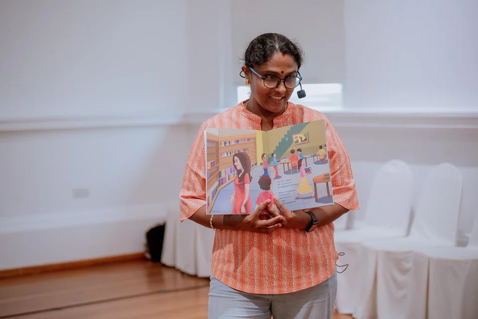 பல விருதுகளை வாங்கிய எழுத்தாளர் அழகுநிலா நான்கு வயது முதல் எட்டு வயது வரையிலான சிறுவர்களுக்குத் தான் எழுதிய ‘கொண்டாம்மா கெண்டாமா’, ‘வண்ணப்பெண்’ ஆகிய இரு சிறுவர் நூல்களை வாசித்தார். 