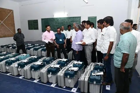 ஒரு மேசைக்கு 500 வாக்​கு​கள் என்ற விகிதத்​தில் அஞ்சல் வாக்​கு​கள் எண்​ணப்​படும்.