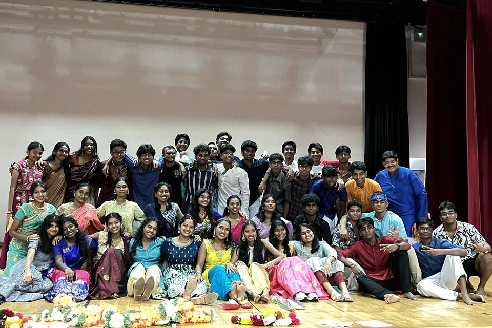சங்கமம் 2024 ஏற்பாட்டுக் குழுவினரான ராஃபிள்ஸ் கல்வி நிலைய மாணவர்கள்.