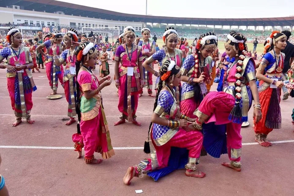 தெலுங்கானா மாநிலத்தின் ஜிஎம்சி பாலயோகி திடலில் கடந்த சனிக்கிழமை ஐயாயிரம் பேர் கலந்துகொண்ட குச்சிப்புடி நடன நிகழ்ச்சி நடைபெற்றது.