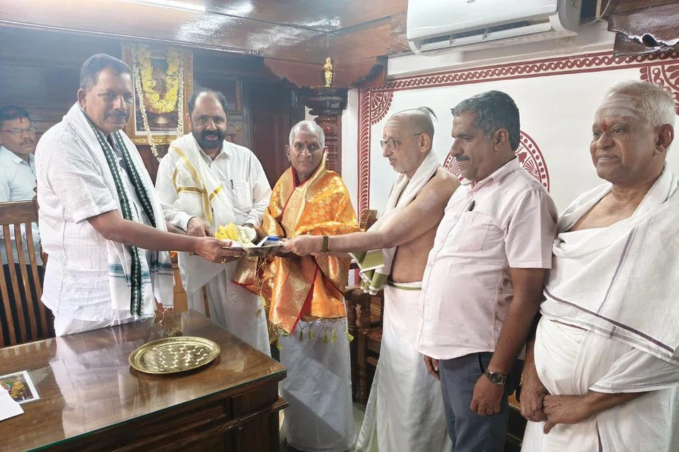 அண்மையில்  கொல்லூர் தாய் மூகாம்பிகை கோவிலுக்குச் சென்று வழிபட்டு வந்தார் இளையராஜா.