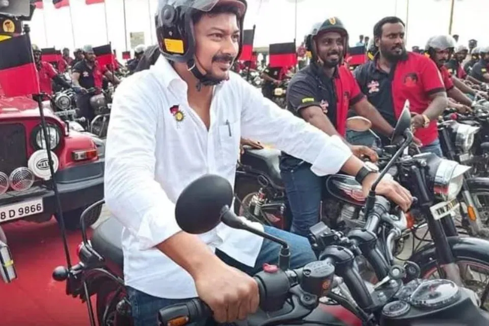 இருசக்கர வாகனப் பேரணியை திமுக இளைஞர் அணிச் செயலாளர் உதயநிதி ஸ்டாலின் தொடங்கி வைத்தார்.