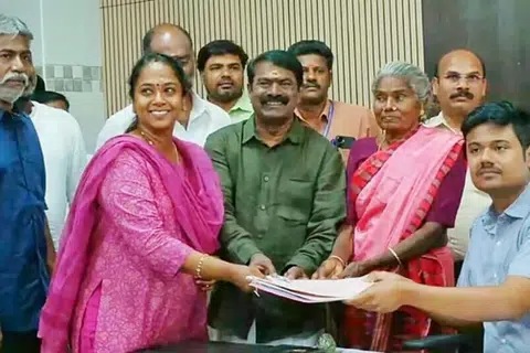 காரைக்குடி தொகுதியில் நாம் தமிழர் கட்சியின் ஒருங்கிணைப்பாளர் சீமான் வேட்பு மனு தாக்கல் செய்தார்.