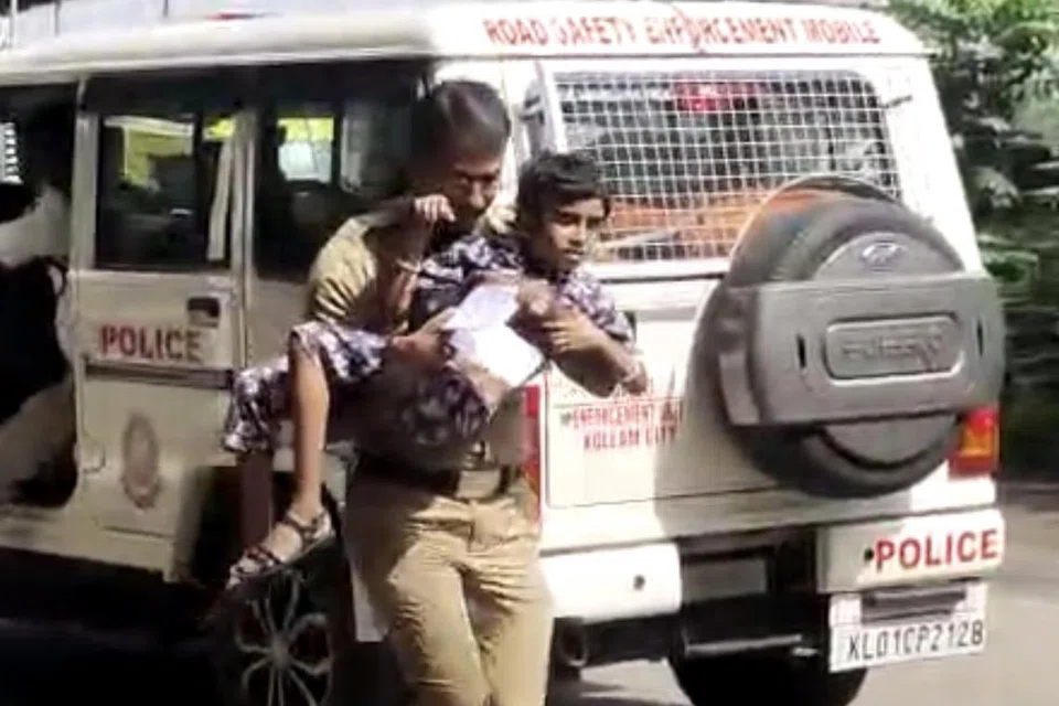 சிறுமி சாராவை மீட்டு, மருத்துவப் பரிசோதனைக்கு தூக்கிச் சென்ற காவல்துறை அதிகாரி.