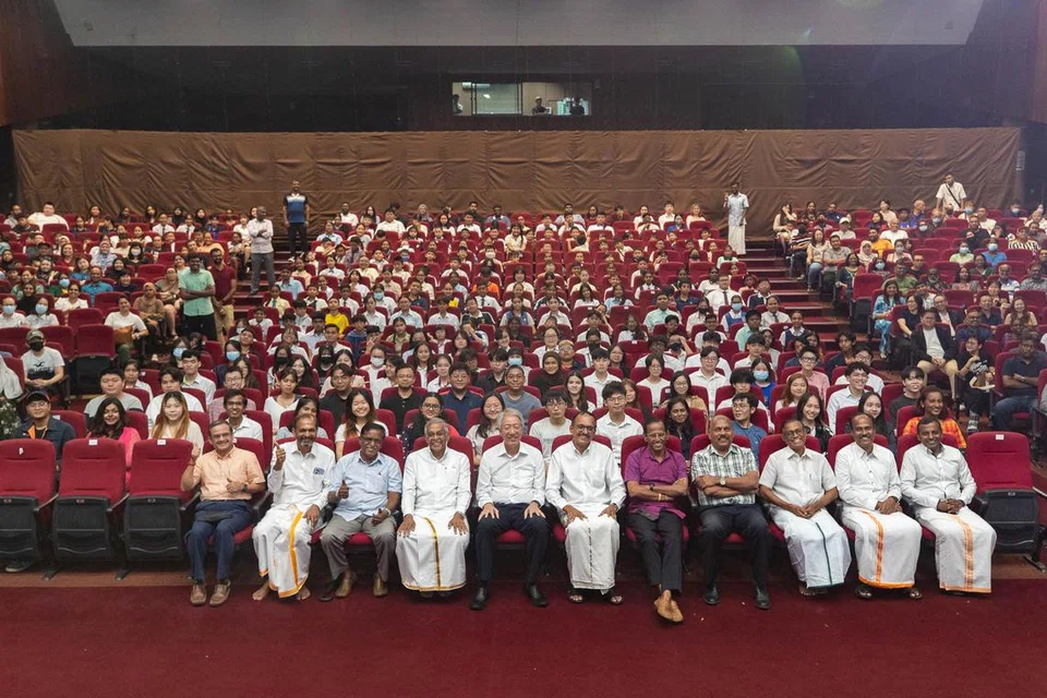 அரங்கத்தில் கல்வி உதவி நிதி பெறக் காத்துகொண்டிருந்த மாணவர்கள்.