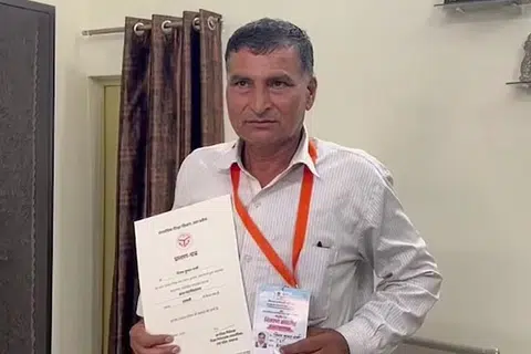 தமது மகளுடன் சேர்ந்து தேர்வெழுதி தனது பல்லாண்டு கால கனவை நனவாக்கியுள்ள விஜய்குமார் சர்மா.