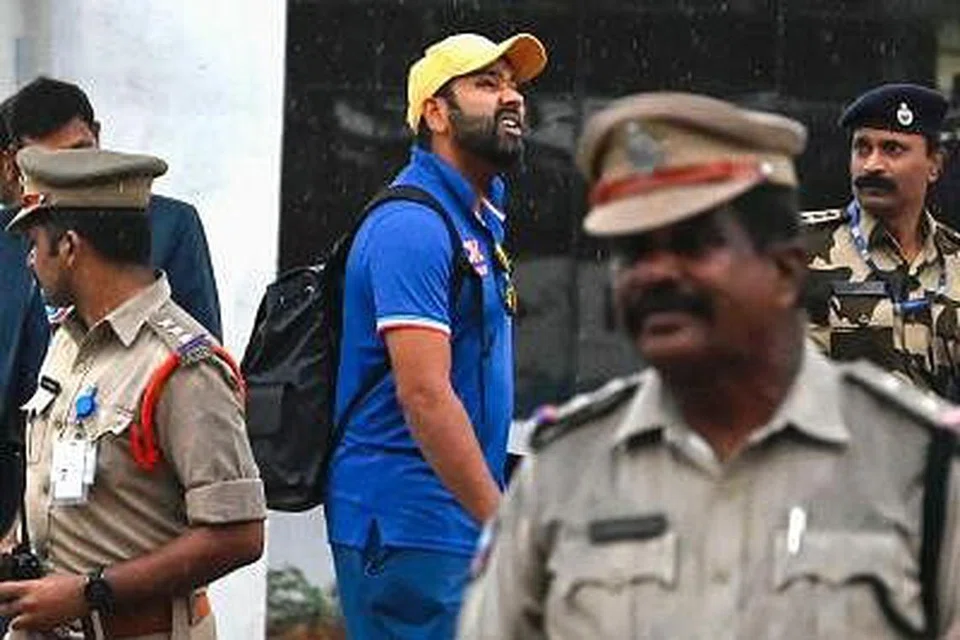 இந்தியா-ஆஸ்திரேலியா அணிகளுக்கு இடையே இரண்டாவது ஒருநாள் ஆட்டத்தை முன்னிட்டு, சனிக்கிழமை (மார்ச் 18) விசாகப்பட்டினத்தில் உள்ள விமான நிலையத்தில் வந்திறங்கினார் ரோகித் சர்மா. படம்: ஏஎஃப்பி