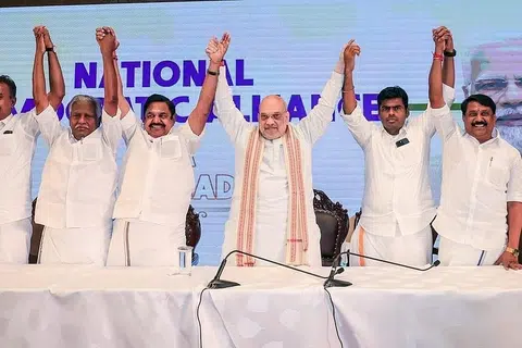 தேசிய ஜனநாயகக் கூட்டணியில் தமிழகக் கட்சிகளை இணைக்க அமித்ஷா சிபிஐ, ஈடி உள்ளிட்ட மத்திய முகமைகளைப் பயன்படுத்தியதாக காங்கிரஸ் குற்றம் சாட்டியுள்ளது.