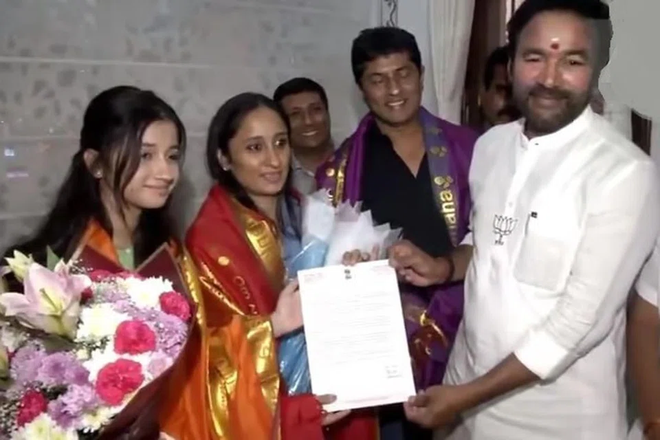 திருடர்களுடன் சண்டையிட்டு, அவர்களைத் துணிச்சலுடன் தெறித்து ஓடும்படி விரட்டி அடித்த தாய்-மகள் இருவருக்கும் பொன்னாடை போர்த்தி, பூங்கொத்து அளித்துப் பாராட்டினர் அம்மாநில பாஜக தலைவர் கிஷன் ரெட்டி. மத்திய அரசு அளித்த பாராட்டு கடிதத்தையும் அவர்களிடம் வழங்கினார்.