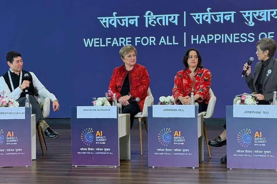 செயற்கை நுண்ணறிவின் உலகளாவிய சூழல் குறித்த கலந்துரையாடலில் பங்கேற்ற அமைச்சர் ஜோசஃபின் டியோ (வலது).
