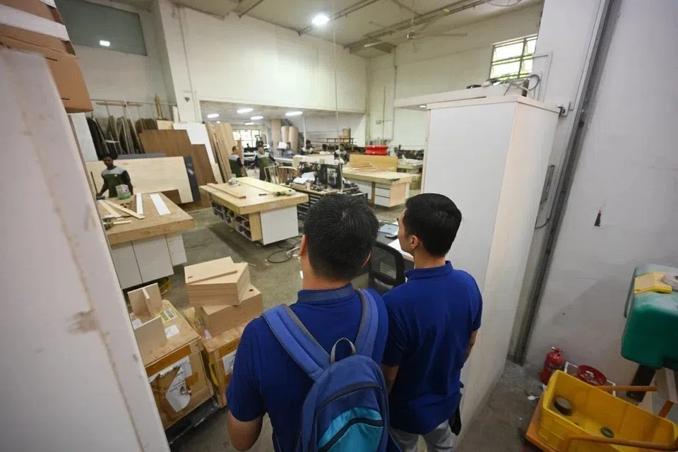 ‘ஃபோர்க் லிஃப்ட்’ஐ ஆபத்தான முறையில் இயக்கியதாகப் புகார்; அமைச்சு ஆய்வு