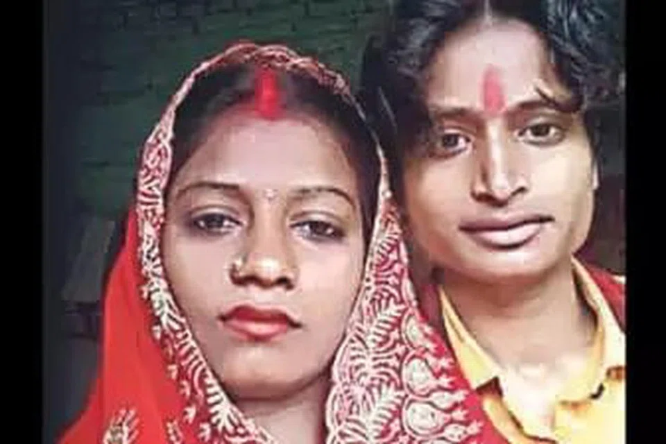 தன் நாத்துணையாள் சோனி தேவியை மணந்துகொண்டு வாழ்ந்து வந்த சூரஜ் குமார் என்ற சுக்லா தேவி. படம்: இந்திய ஊடகம்