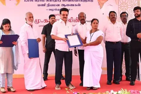 சென்னை கலைவாணர் அரங்கத்தில் மருத்துவம், மக்கள் நல்வாழ்வுத் துறை சார்பில் நடைபெற்ற நிகழ்ச்சியில் 1,231 பணியிடங்களுக்கான பணி நியமன ஆணைகளை முதல்வர் ஸ்டாலின் வழங்கினார்.