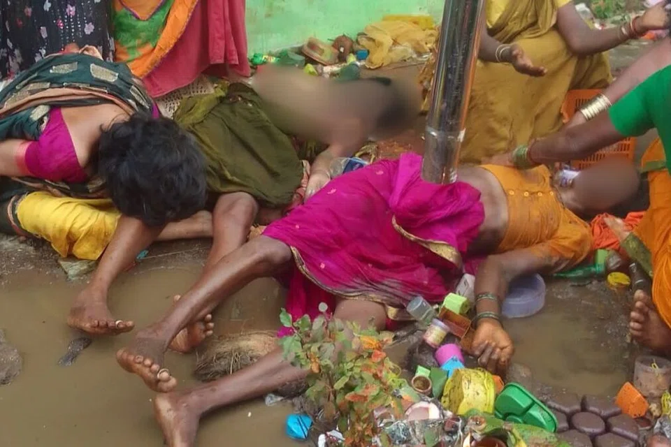 திடீரென கூட்டநெரிசல் ஏற்பட்டதாகத் தெரிகிறது. இதில் நெரிசலில் சிக்கியதால் பலருக்கு மூச்சுத்திணறல் ஏற்பட்டது. சிலர் மயங்கி விழுந்தனர்.