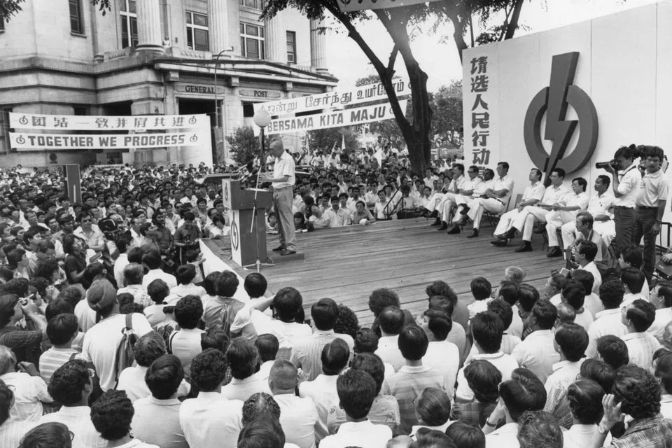 1984ஆம் ஆண்டு டிசம்பர் மாதம் 19ஆம் தேதியன்று ஃபுல்லர்ட்டன் ஸ்குவேர் பகுதியில் நடைபெற்ற திரு லீ குவான் இயூவின் பிரசாரக் கூட்டம். 