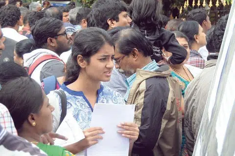 பெங்களூரில் தேர்வு மையம் முன்பு கூடியிருந்த மாணவர்கள். ஞாயிற்றுக்கிழமை தேர்வுக்கு அபுதாபியில் தேர்வு மையம் என்று குறிப்பிடப்பட்டுள்ளதால் மாணவர் ஒருவர் அதிர்ச்சியடைந்துள்ளார்.