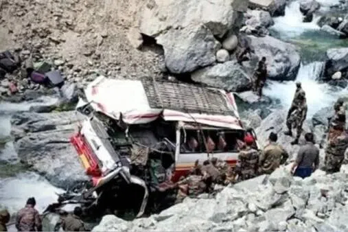 பள்ளத்தாக்கில் வாகனம் விழுந்து இந்திய ராணுவ வீரர்கள் பத்துப் பேர் மரணம்