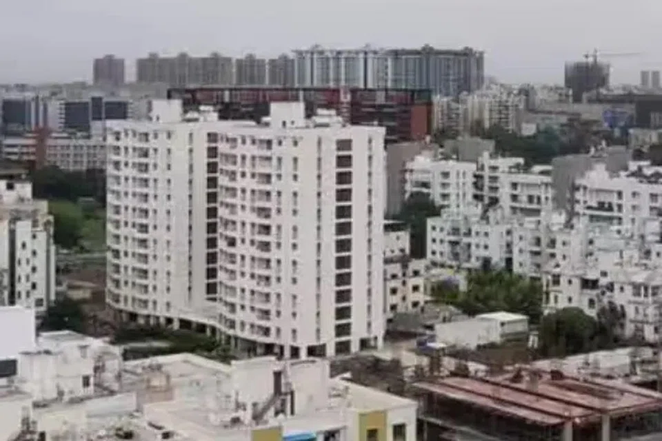 பல்வேறு திட்டங்களின்கீழ் வீடு வாங்குபவர்கள் பலவிதமான பிரச்சினைகளுக்கு உள்ளாகி, நாள்தோறும் பலர் உச்ச நீதிமன்றத்தை நாடுகிறார்கள்.