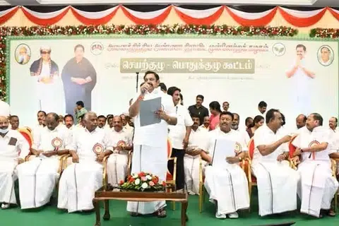 சென்னை வானகரத்தில் நடைபெற்ற அதிமுக பொதுக் கூட்டம்.