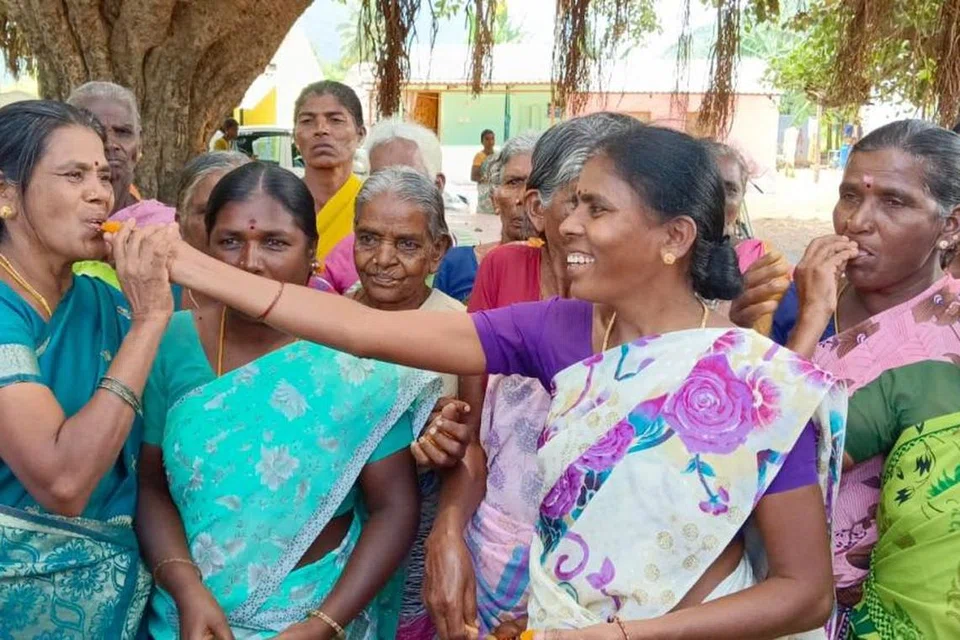 தீர்ப்புக்குப் பின்னர் இனிப்புகள் வழங்கி மகிழ்ச்சியை வெளிப்படுத்திய வாச்சாத்தி பகுதி பெண்கள்.