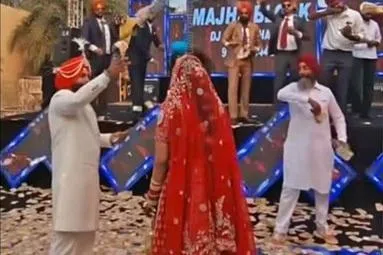 திருமண அழைப்பு: 8.5 கோடி ரூபாய் நோட்டுகளை மணமகள் மீது வீசி ஆடம்பரம்