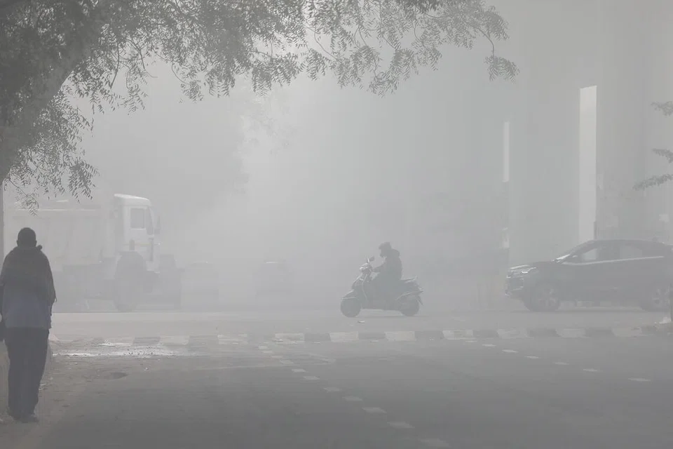 டெல்லியில் திங்கட்கிழமை காற்றுத்தரக் குறியீடு ஆக மோசமான நிலைக்குச் சென்றதாக ஊடகங்கள் தெரிவித்தன.