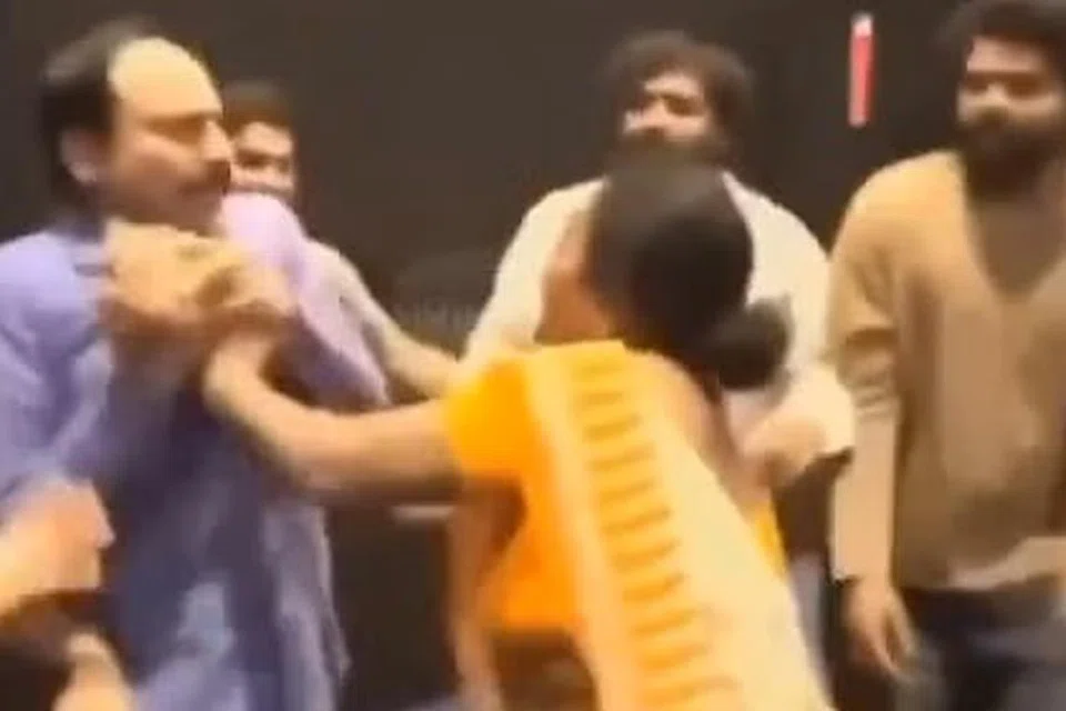 மேடைக்குப் பாய்ந்து வந்து நடிகர் என்.டி. ராமசாமியைத் தாக்கிய பெண்.