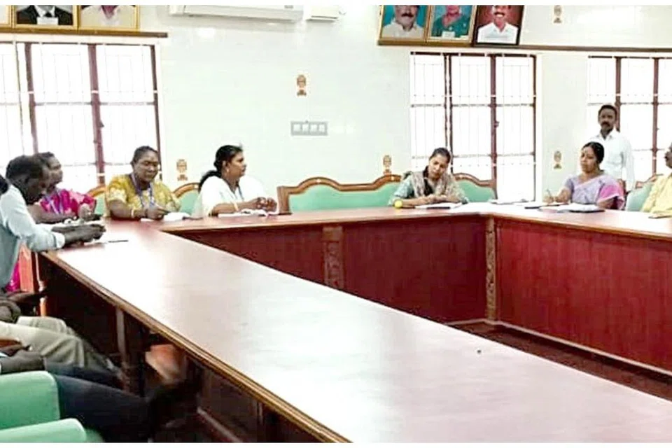அதிகாரிகள் ஆலோசனை நடத்துகின்றனர். 