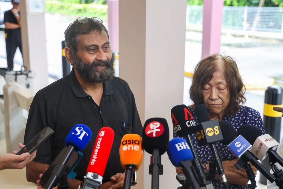 விலங்குநல ஆர்வலர்கள் அமைப்பின் நிறுவனர்களான திரு மோகன் திவ் ஸ்ரீதரன், 60, திருவாட்டி கேத்தரின் ஸ்ட்ராங், 70.