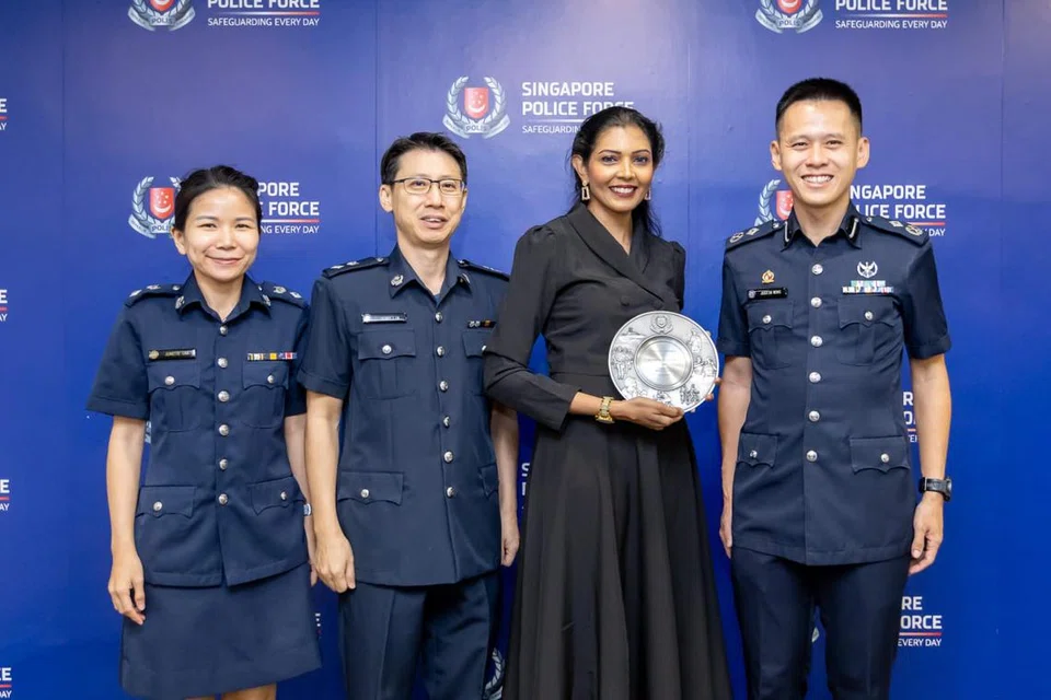 காவல்துறை அதிகாரிகளுடன் பொது உணர்வு விருது பெற்ற கோமதி ஜெயகுமார்.