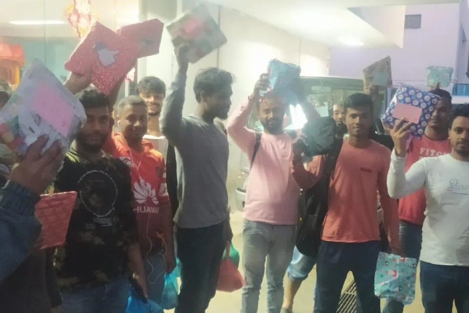 சென்ற ஆண்டுகளில் கிறிஸ்துமஸ் தினப் பரிசுகளைப் பெற்றுக் களிப்புற்ற வெளிநாட்டு ஊழியர்கள்.