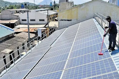 அரசு அலுவலகக் கட்டடங்களில் 2,000 முதல் 10,000 சதுர அடி அளவு கொண்ட சூரிய மின்சக்தித் தகடுகள் பொருத்தப்படுகின்றன.