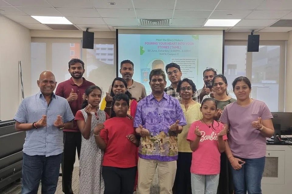 கவிஞர் பிரம்மகுமாரின் (நடுவில்) பயிலரங்கில் கலந்துகொண்ட பங்கேற்பாளர்கள்.