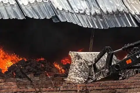 உத்தரப் பிரதேச மாநிலம், ஹாபூரில்  கொழுந்துவிட்டு எரிந்த தீயைக் கட்டுப்படுத்த  தீயணைப்பு வாகனங்களுடன் சேர்த்து ‘புல்டோசர்’களும் பயன்படுத்தப்பட்டன.