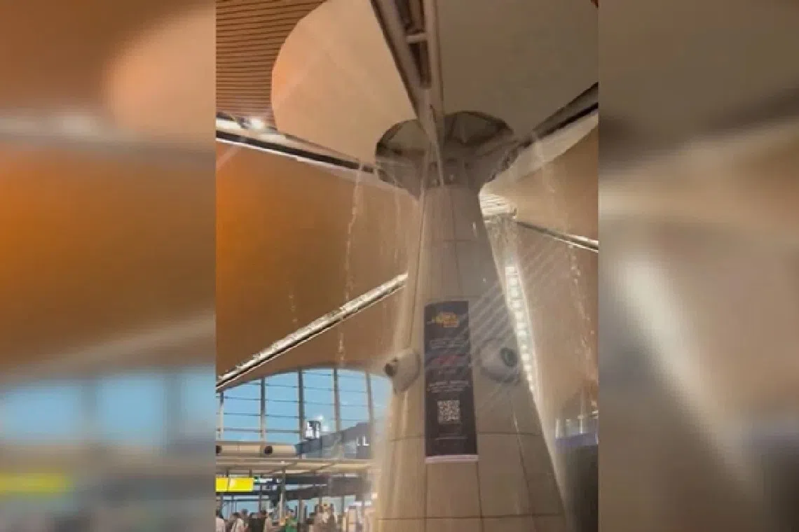 கோலாலம்பூர் விமான நிலையத்தின் உட்கூரை வழியாகக் கசிந்த மழைநீர்