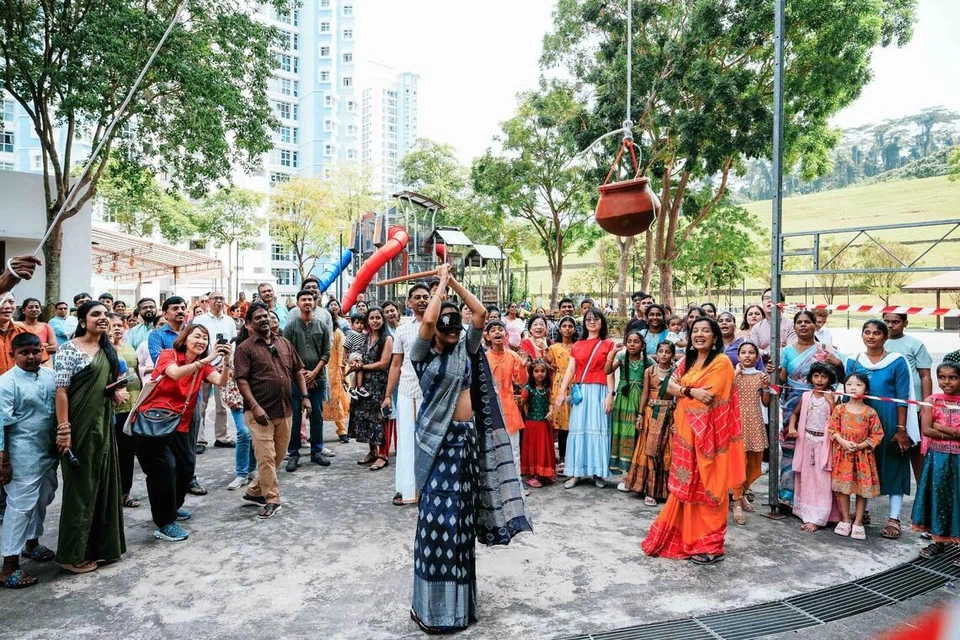 புக்கிட் கோம்பாக் வட்டாரவாசிகளின் மகிழ்ச்சி ஆரவாரத்துக்கிடையே வெற்றிகரமாக உறியடித்தார் சிந்துமதி. 