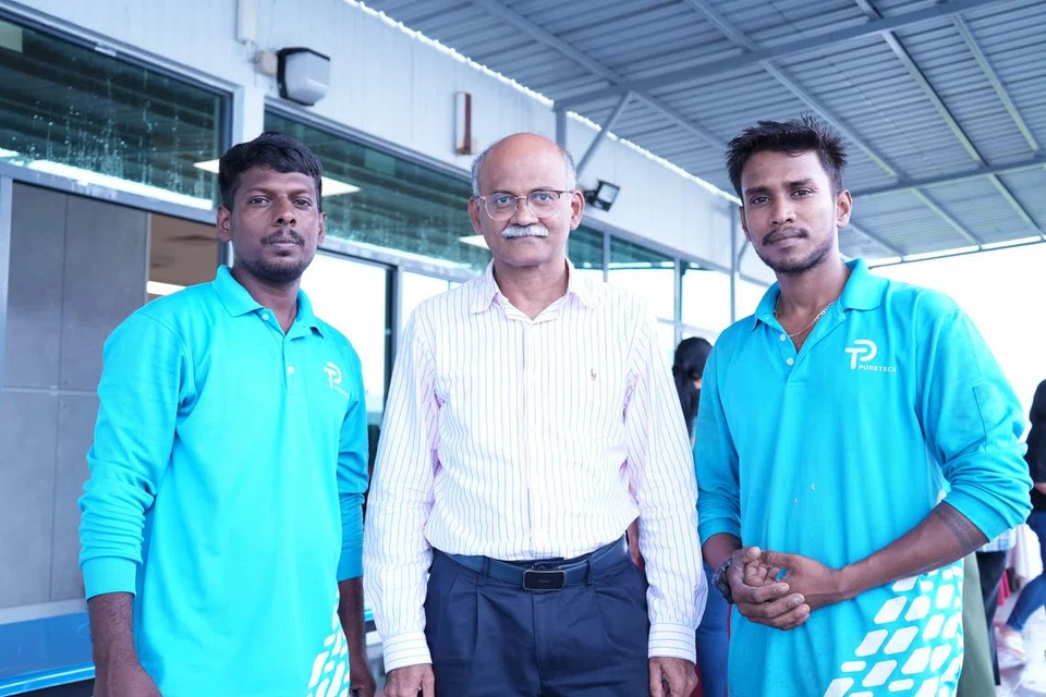 ஊழியர்களுடன் திரு கண்ணன்.