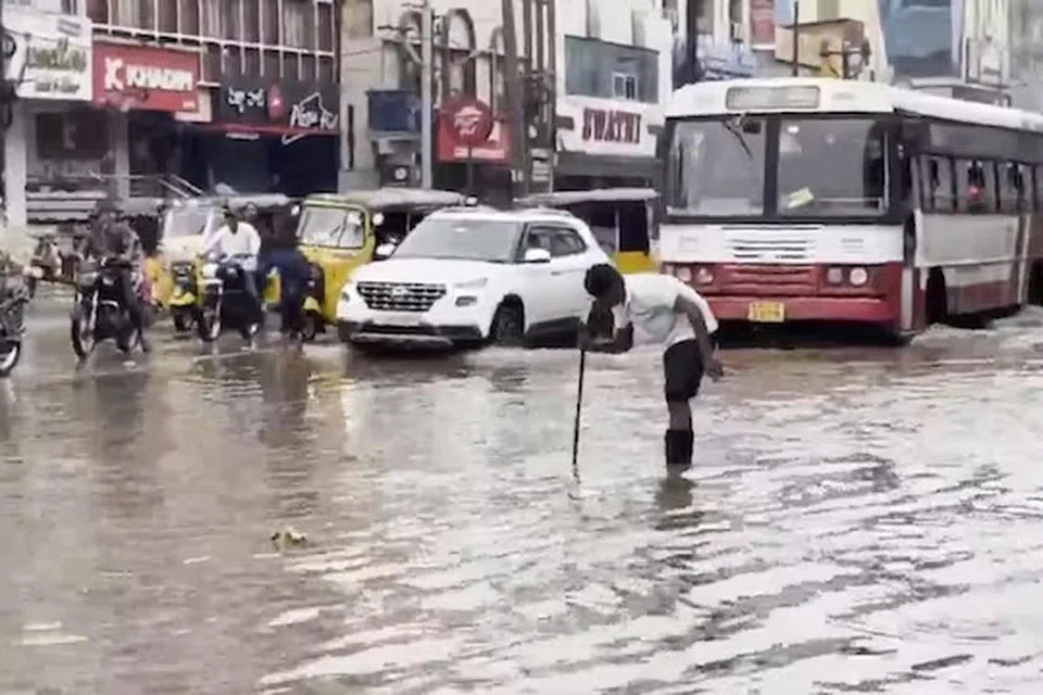 ஹைதராபாத்தில் இடைவிடாமல் மழை பெய்து வருவதால் அந்நகரில் பெரும்பாலான பகுதிகளில் மழைநீர் வெள்ளம்போல் தேங்கியுள்ளது.