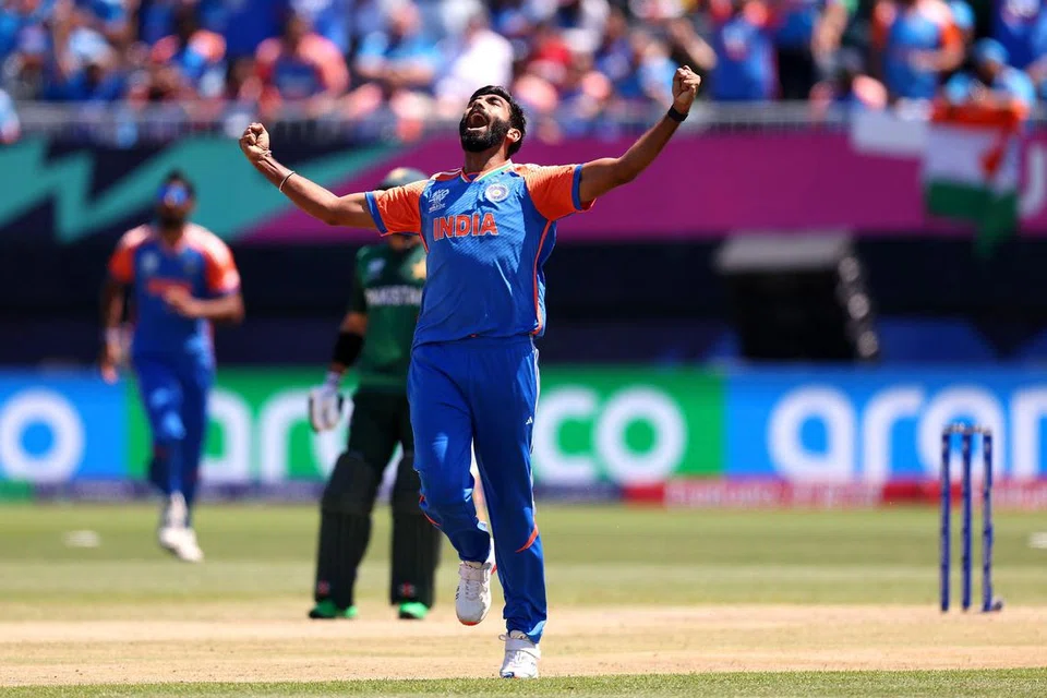 மூன்று விக்கெட்டுகள் விழ்த்திய உற்சாகத்தில் பும்ரா.