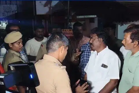 பரிசு கூப்பன்கள் விநியோகிப்பது தொடர்பான காணொளிகள், புகைப்படங்கள் சமூக ஊடங்களில் பரவியதை அடுத்து அதிமுகவினர் புகார் அளித்தனர்.