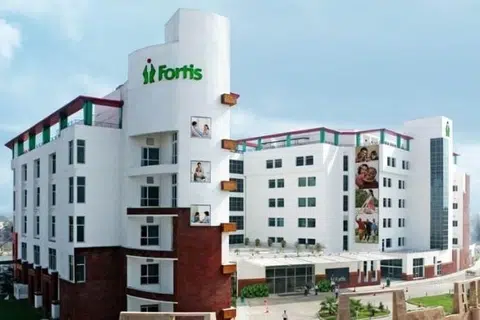 டெல்லி ஷாலிமார் பாக் பகுதியில் உள்ள ஃபோர்டிஸ் மருத்துவமனையில் அரை மயக்க நிலையில் அனுமதிக்கப்பட்டார்.
