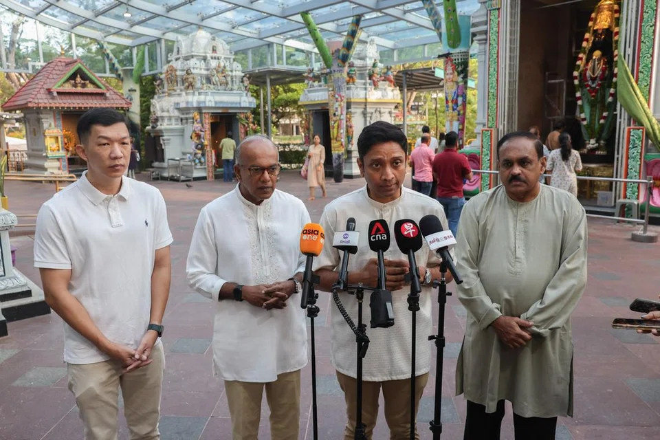 புனிதமரம் ஸ்ரீ பாலசுப்பிரமணியர் கோவிலில் சனிக்கிழமை (மார்ச் 28) செய்தியாளர்களிடம் புதிய கோயில் பற்றிய தகவலை அறிவித்தார் கலாசார, சமூக, இளையர்துறை துணை அமைச்சர் தினேஷ் வாசு தாஸ். அவருடன் (இடமிருந்து) நீ சூன் குழுத்தொகுதி நாடாளுமன்ற உறுப்பினர் ஜாக்சன் லாம், உள்துறை அமைச்சர் கா. சண்முகம், புதிய ஆலயத்தின் அறங்காவலர் குழுத் தலைவர் ரவீந்திரன். 