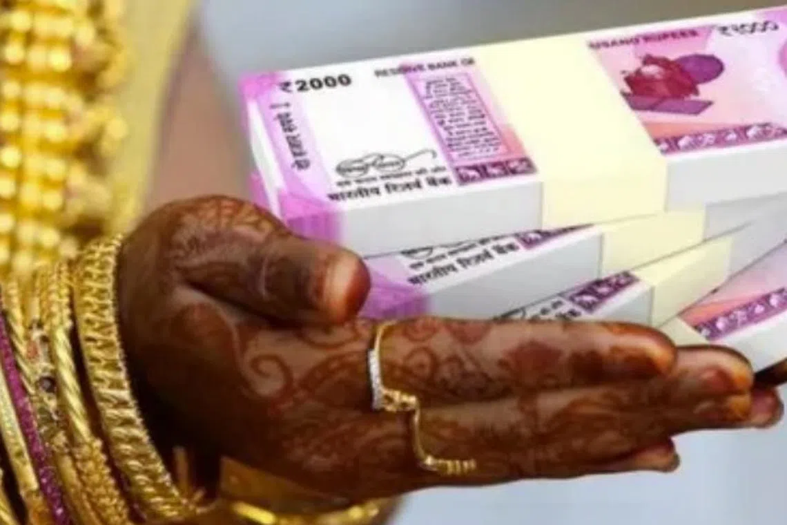 வரதட்சணை கொடுமை: இரண்டு காவல் அதிகாரிகளிடம் விசாரணை